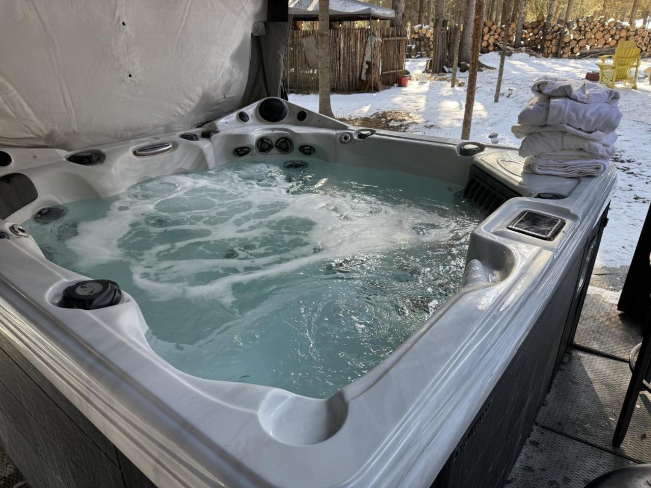 Rustic Cozy Cabin With Hot Tub Bragg Creek Exterior foto