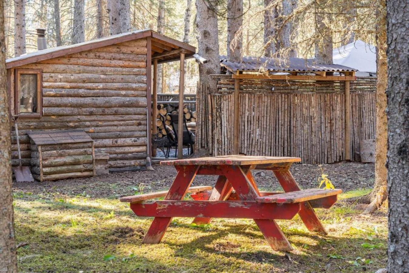 Rustic Cozy Cabin With Hot Tub Bragg Creek Exterior foto